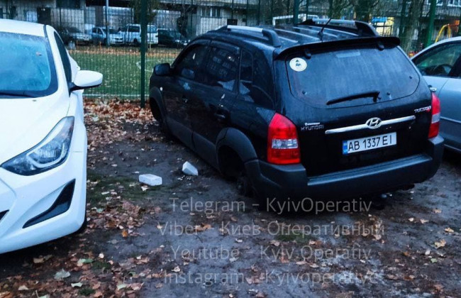 В Киеве неизвестные сняли колеса с Hyundai