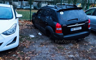 В Киеве неизвестные сняли колеса с Hyundai