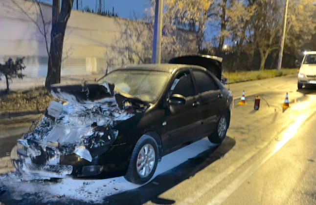 В Киеве нетрезвый водитель устроил ДТП и сжег автомобиль