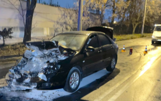 В Киеве нетрезвый водитель устроил ДТП и сжег автомобиль