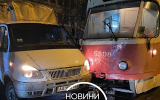 ДТП в Киеве: грузовой микроавтобус врезался в трамвай с людьми