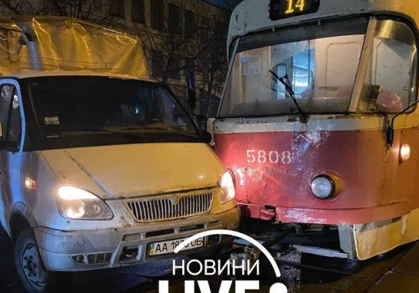 ДТП в Киеве: грузовой микроавтобус врезался в трамвай с людьми