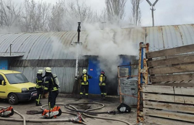 В Киеве вспыхнул пожар в ангаре с химическими веществами