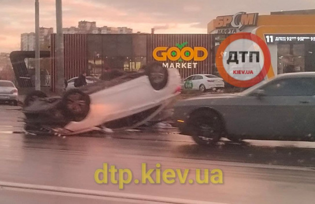 Летел на бешеной скорости: в Киеве авто перевернулось на крышу