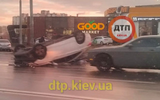 Летел на бешеной скорости: в Киеве авто перевернулось на крышу