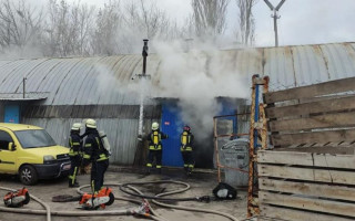 В Киеве вспыхнул пожар в ангаре с химическими веществами