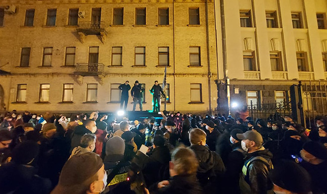 В Киеве митингующие пытаются прорваться к Офису Президента