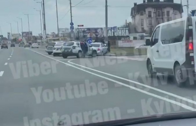 Не вписался в поворот: в Киеве легковушка влетела в столб, видео