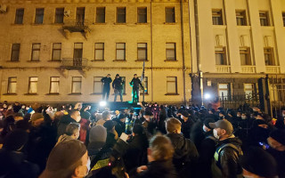 В Киеве митингующие пытаются прорваться к Офису Президента