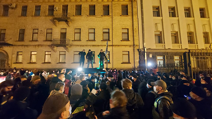 В Киеве митингующие пытаются прорваться к Офису Президента