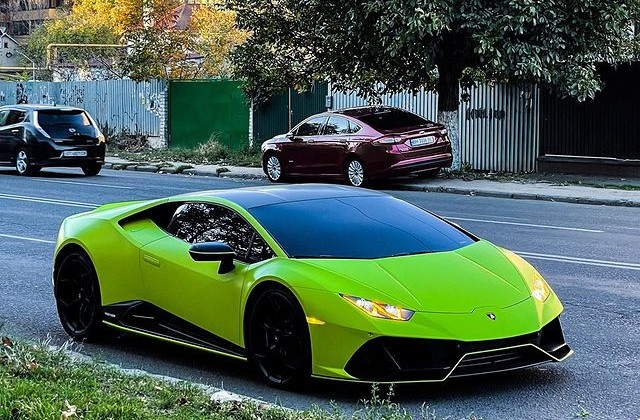 Разгоняется до 325 км/ч: в Украине заметили яркий суперкар