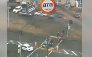 В Киеве за несколько секунд два водителя серьезно нарушили ПДД