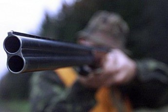 Стріляв у зайця, влучив в перехожих: на Тернопільщині мисливець підстрелив бабусю та її онучку