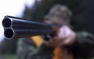 Стріляв у зайця, влучив в перехожих: на Тернопільщині мисливець підстрелив бабусю та її онучку