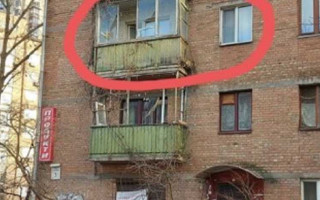 В Киеве неадекват выбросил стекло с балкона на 2-летнего ребенка