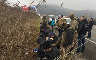 На Закарпатті затримали чотирьох українців, які перевозили десятьох мігрантів