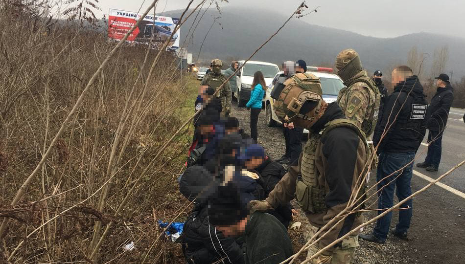 На Закарпатті затримали чотирьох українців, які перевозили десятьох мігрантів
