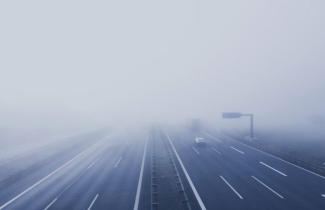 Водителям напомнили, как себя вести на дороге во время тумана
