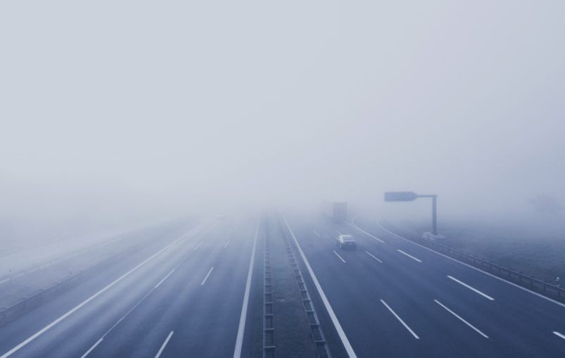 Водителям напомнили, как себя вести на дороге во время тумана