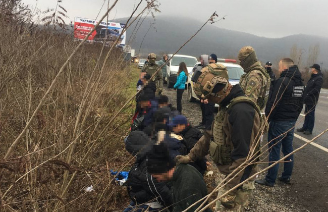 На Закарпатті затримали чотирьох українців, які перевозили десятьох мігрантів