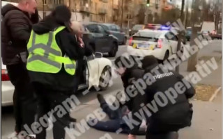 Раптово стало зле: у Києві чоловік помер за кермом автомобіля, відео