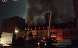 В Киеве на Дарнице вспыхнул мощный пожар: горел офис, фото