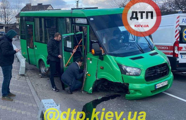 Под Киевом маршрутка влетела в отбойник и развалилась