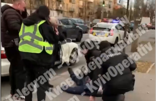 Раптово стало зле: у Києві чоловік помер за кермом автомобіля, відео
