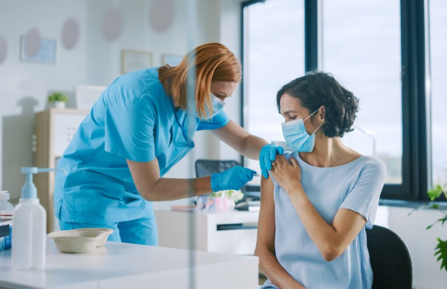 Сотні розмірів посадового окладу: скільки виплатять лікарям, що проводять щеплення від COVID-19