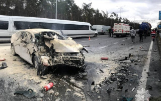 Протаранил бензовоз и загорелся: под Киевом на ходу вспыхнул автомобиль, видео