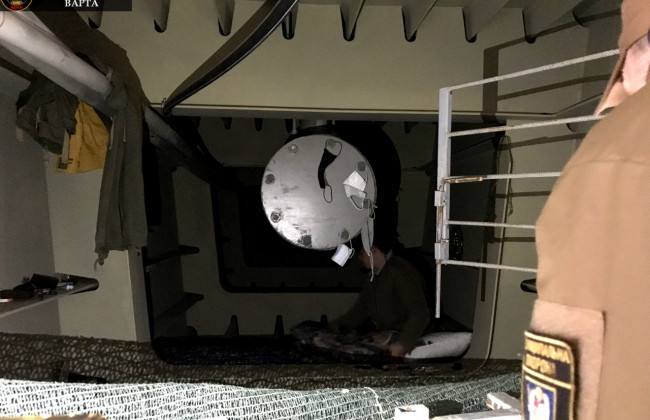 Свое жилье в центре Киева: бездомный обустроил «уголок» в опоре стеклянного моста