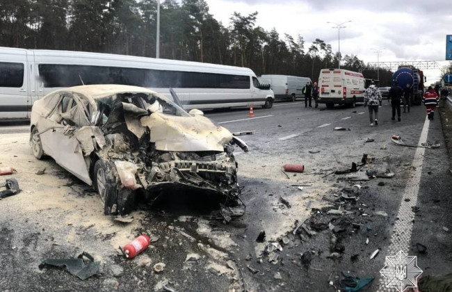 Протаранил бензовоз и загорелся: под Киевом на ходу вспыхнул автомобиль, видео