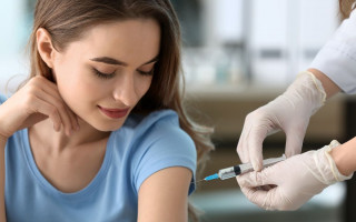 Почему одной прививки от коронавируса недостаточно: врач рассказала об опасности