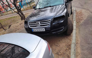 В Киеве с автомобиля у дома украли передние фары