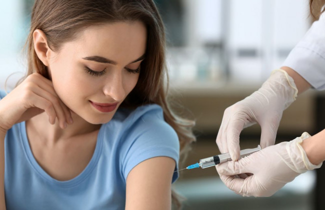 Почему одной прививки от коронавируса недостаточно: врач рассказала об опасности