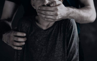 Зґвалтування 8-річної дитини на Київщині: чоловіка засуджено до 15 років ув’язнення