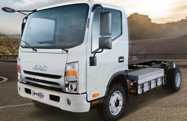 В Україні презентували першу електровантажівку: заряду вистачить на 200 км