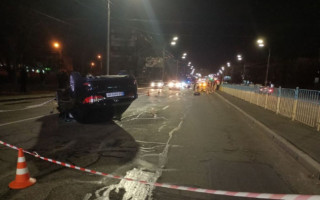 В Києві через бійку на зупинці поліцейський помер під колесами авто: нові деталі справи