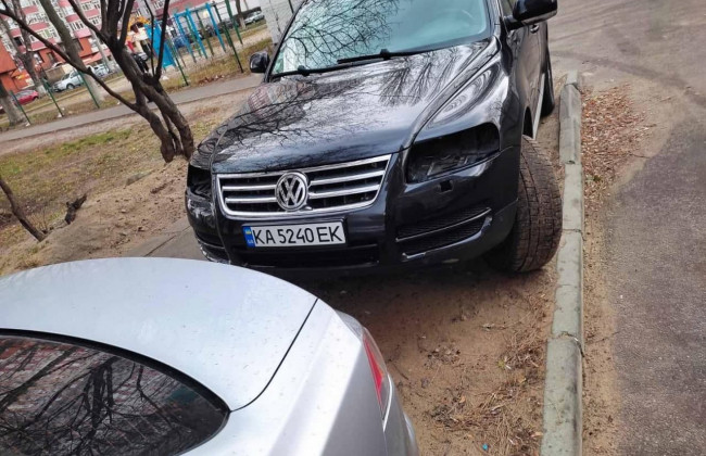 В Киеве с автомобиля у дома украли передние фары