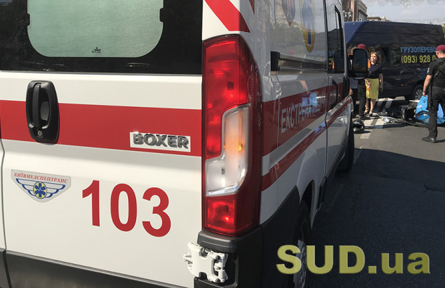 Неудачный обгон «терпил»: в Киеве легковушка врезалась в грузовик и вылетела с дороги