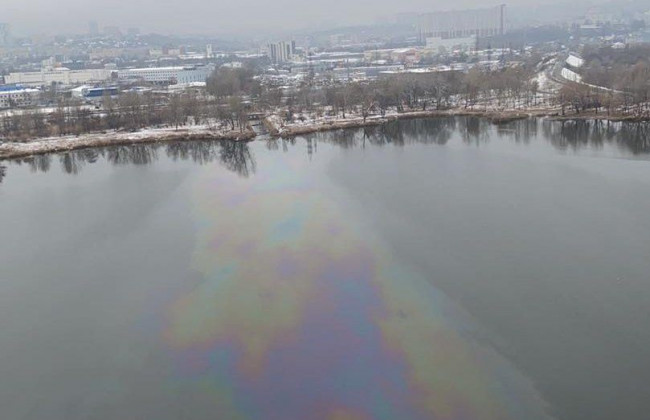 В Киеве вылили топливо в озеро на Оболони: поверхность водоема покрылась огромными пятнами, фото