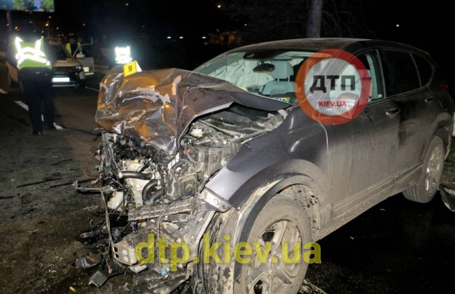 В Киеве пьяный водитель смял четыре авто: фото