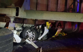 Грузовик раздавил такси с пассажирами: под Харьковом произошло масштабное ДТП, фото и видео