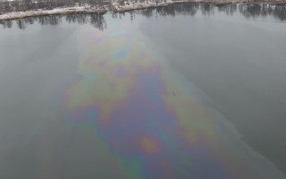 В киевском озере образовалось нефтяное пятно: подробности