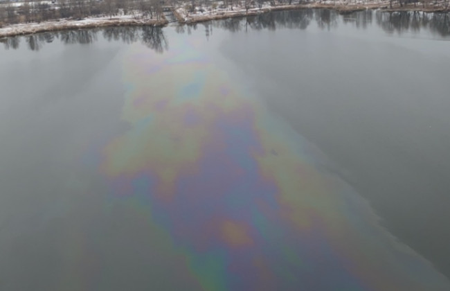 В киевском озере образовалось нефтяное пятно: подробности