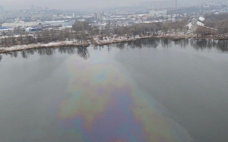 В Киеве вылили топливо в озеро на Оболони: поверхность водоема покрылась огромными пятнами, фото