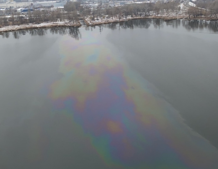 В киевском озере образовалось нефтяное пятно: подробности