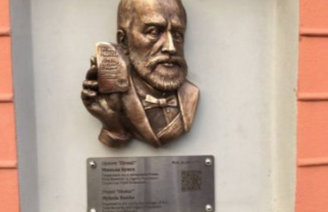 Фасад приміщення ДСА оздоблено мініскульптурою