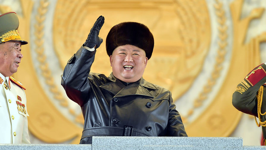 В Северной Корее запретили носить плащ как у Ким Чен Ына: снимают с людей прямо на улицах