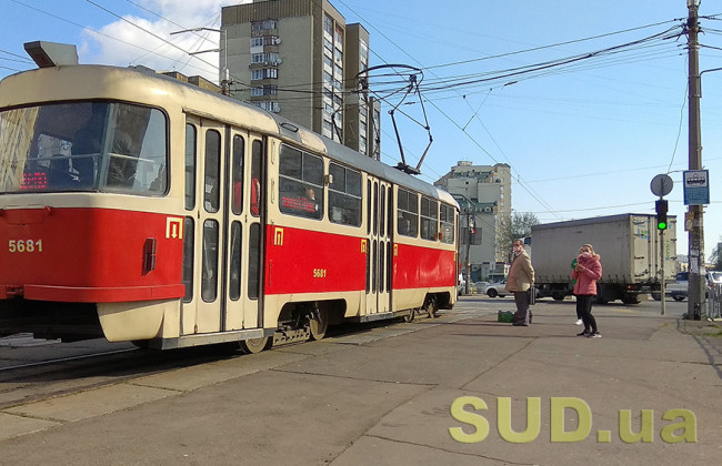 В Киеве женщина попала под трамвай: видео